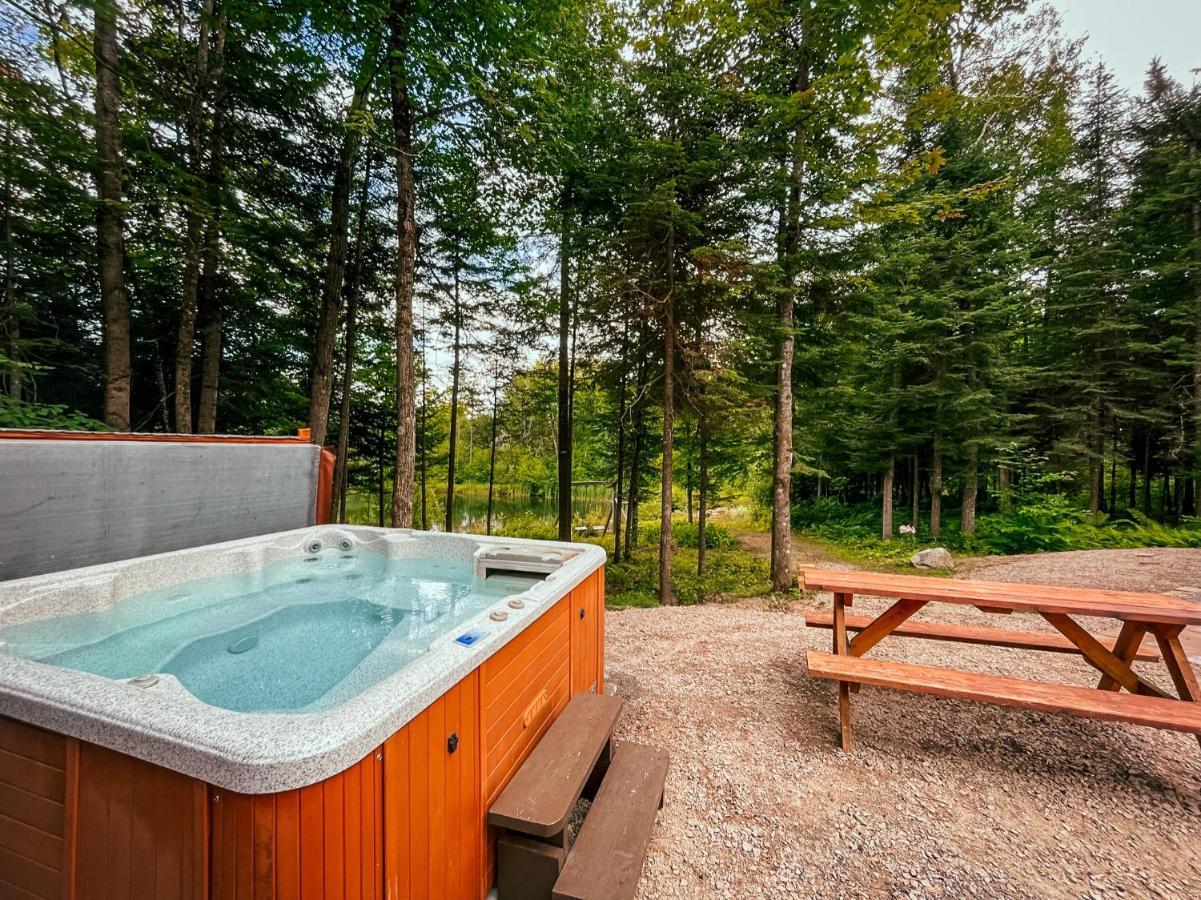 Saint-Raymond Les Chalets Tourisma - Chalet Dans Les Bois Avec Lac Prive - Le Colibri מראה חיצוני תמונה